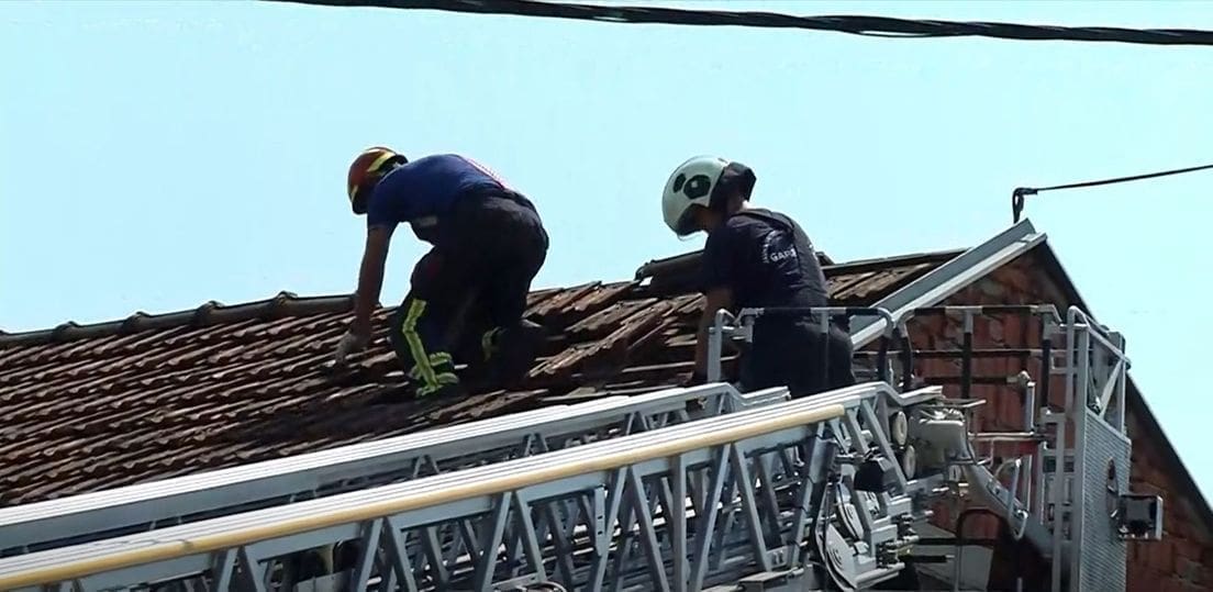 NEVRIJEME POHARALO HRVATSKU: Vjetar dizao krovove, čupao stabla, grom udario u kuću
