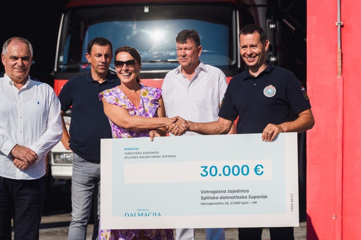 Stigla vrijedna donacija za naše vatrogasce: "Uvijek su tu i oni su dobri duhovi našega društva. Najmanje što možemo napraviti je pomoći im financijski"