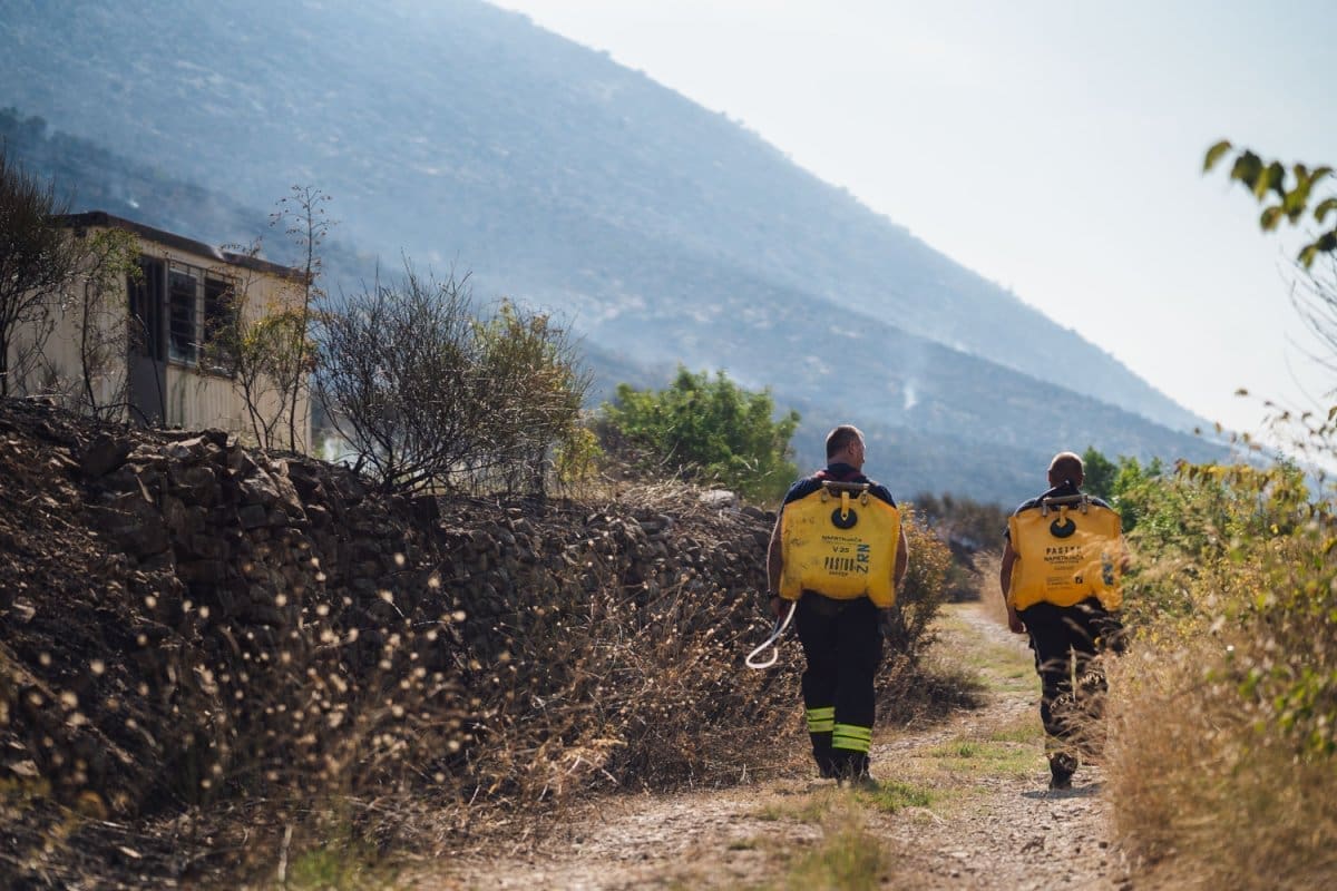 Novosti u Žrnovnici. Prometnica u smjeru Srinjina je otvorena, reguliraju je policijski službenici