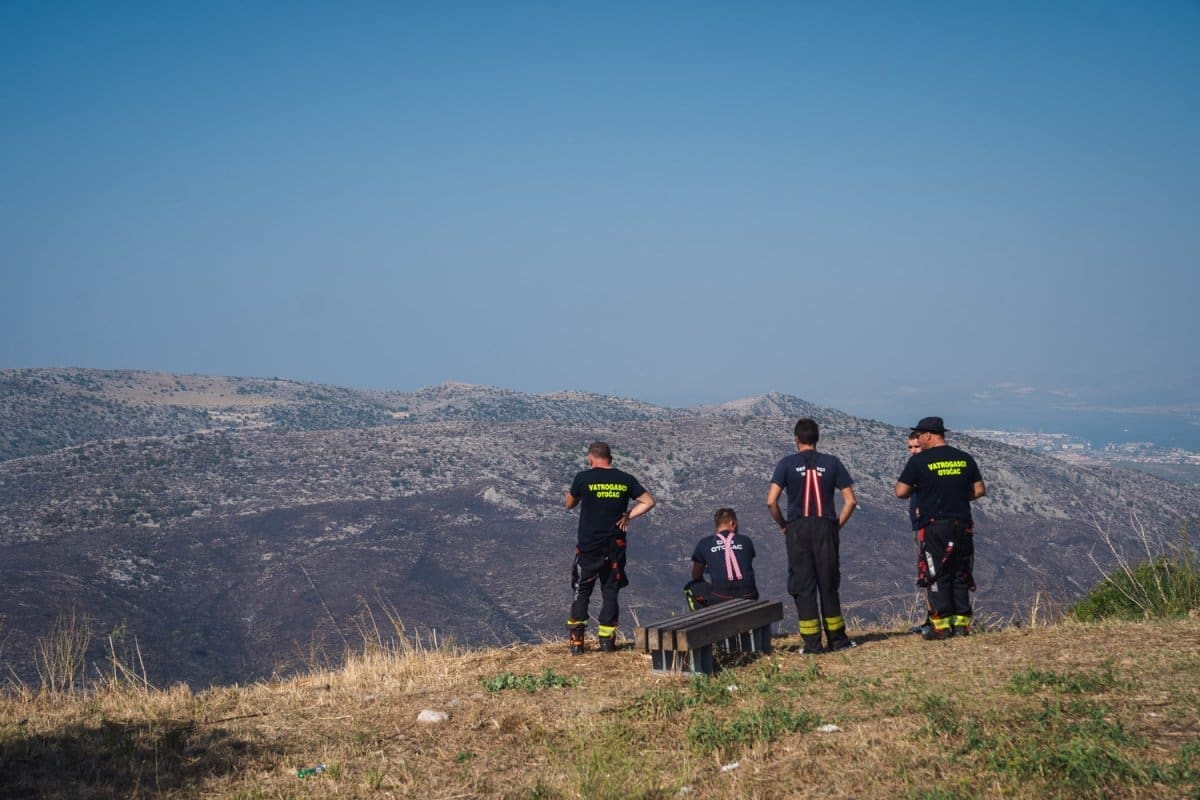 Nakon šest dana požar u Žrnovnici lokaliziran: "Ovi ljudi su strojevi koji ne znaju za umor. Kaciga do poda za svih"