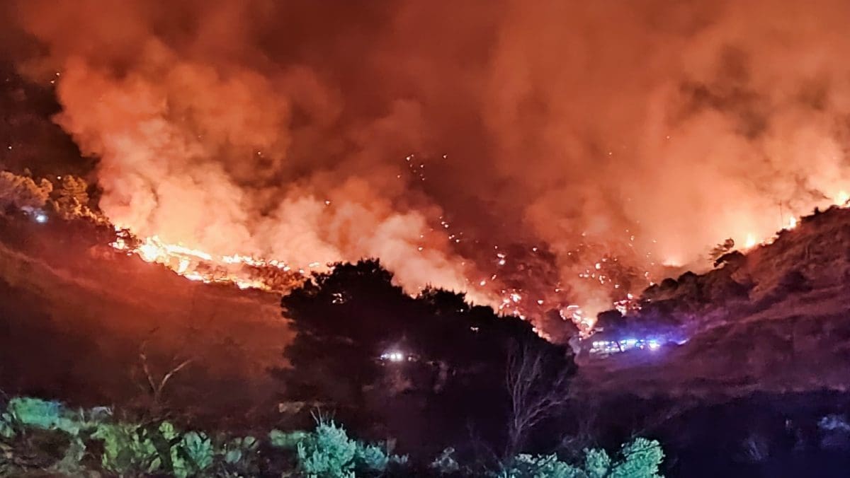 Pred vatrogascima je teška noć: "Uspjeli smo spasiti ovaj dio moje kuće i par kuća i zaseok"