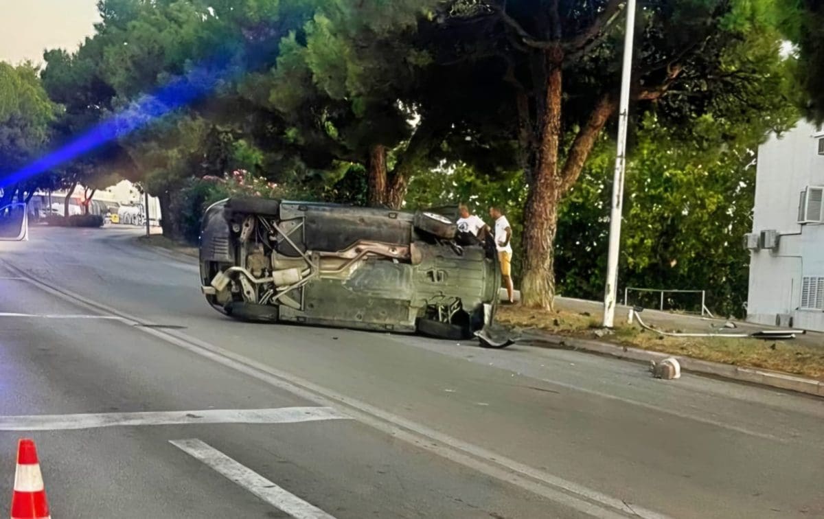 Prometna nesreća u Splitu, automobil se prevrnuo