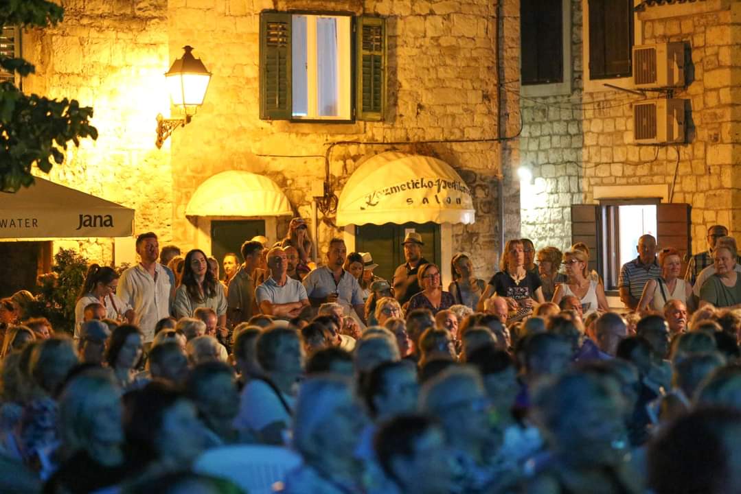 (FOTO) "Arije pod zvijezdama" razgalile Kaštela: Gost večeri Đani Stipanićev