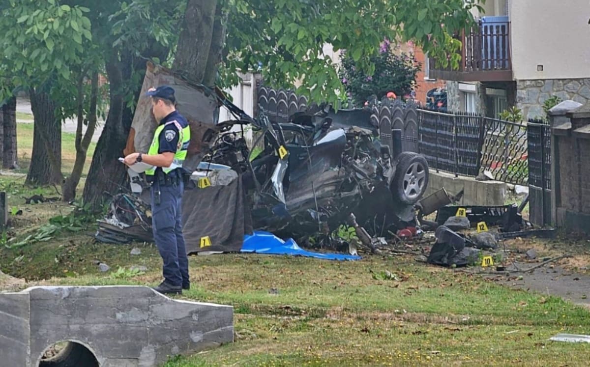 U smrskanom autu poginuli momci od 17 i 23 godine: "Vozilo se prepolovilo"