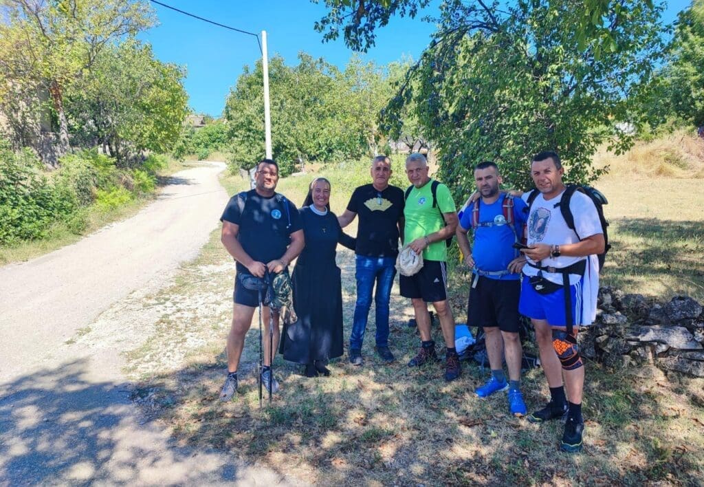 NEKI SU PJEŠAČILI I BOSONOGI Gradonačelnik Bulj dočekao hodočasnike i dijelio im vodu