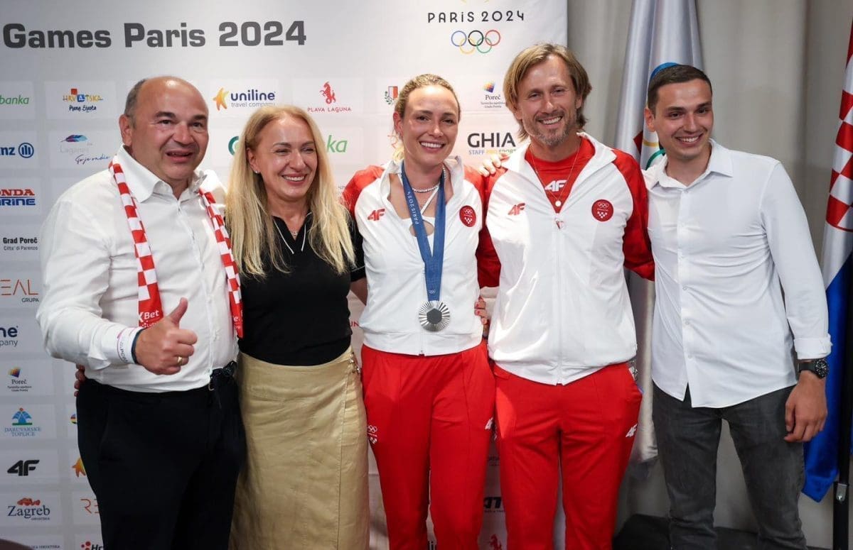 Zgodni brat Donne Vekić privukao pažnju na njezinom dočeku, mladi pilot zapeo je za oko pripadnicama ljepšeg spola