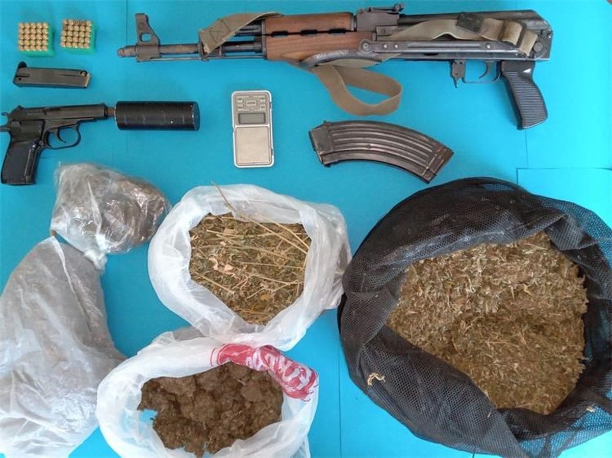 Kod 40-godišnjaka uz drogu pronađena automatska puška i pištolj s prigušivačem