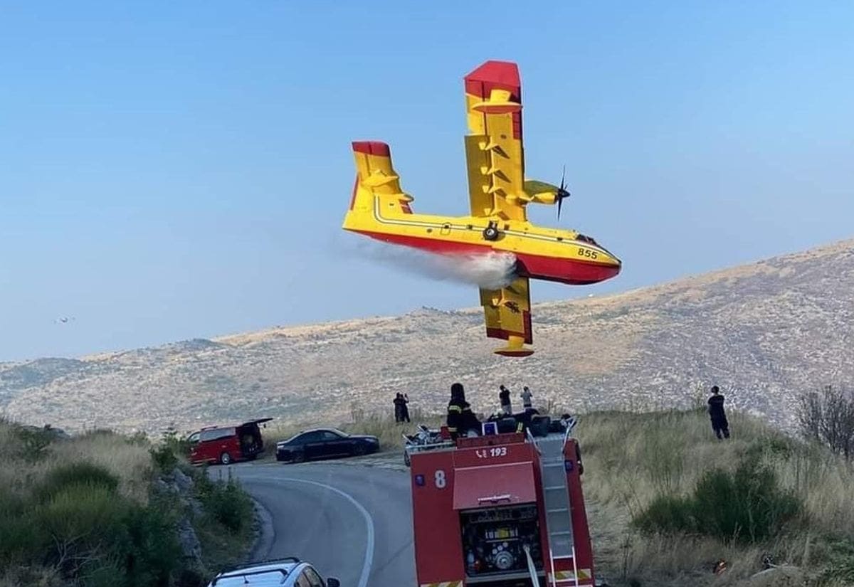 Požarište napustili zagrebački vatrogasci, gašenje još traje