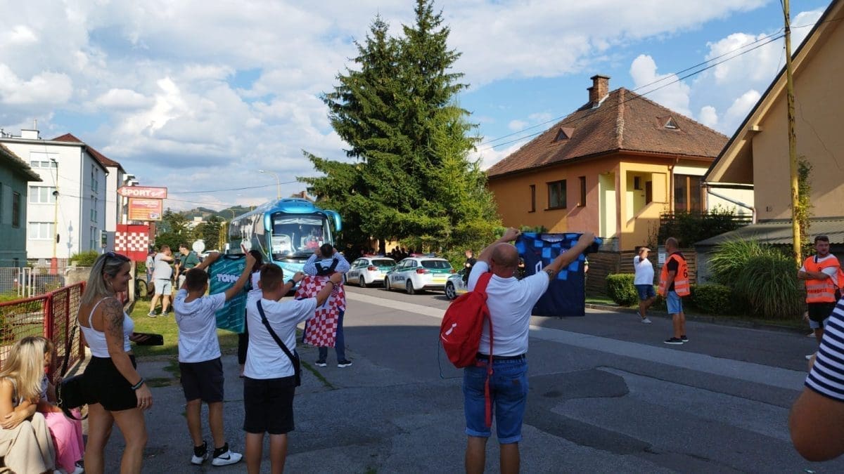 Pogledajte trenutak dolaska igrača Hajduka na stadion u Ružombereku. Na utakmicu je stigao i splitski dogradonačelnik