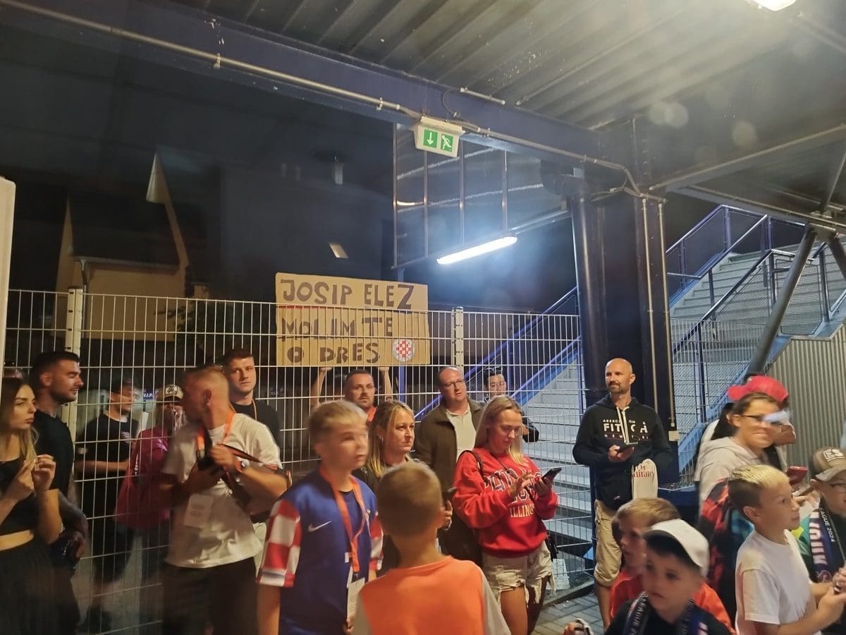 Najmlađi navijači dočekali igrače Hajduka, palo je slikavanje s Perišićem, Kalinićem, Pukštasom...