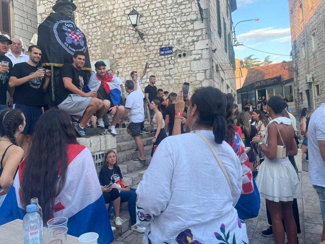 TRG U IMOTSKOM 'GORI' Pogledajte kako je 'odjeven' spomenik velikom pjesniku, Imoćaninu Tinu Ujeviću