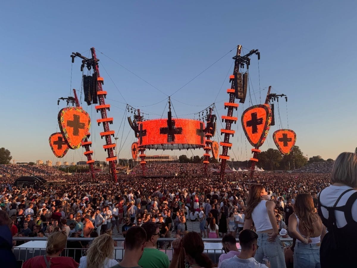 Ovo je publika na zagrebačkom Hipodromu. Pogodite tko pjeva