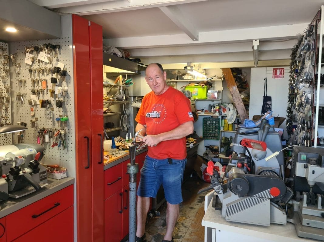 Kada ste zadnji put bili u postolara? U Splitu ih je danas svega nekoliko: 'Kad sam počeo dnevno smo imali 40-50 pari cipela, a danas...'