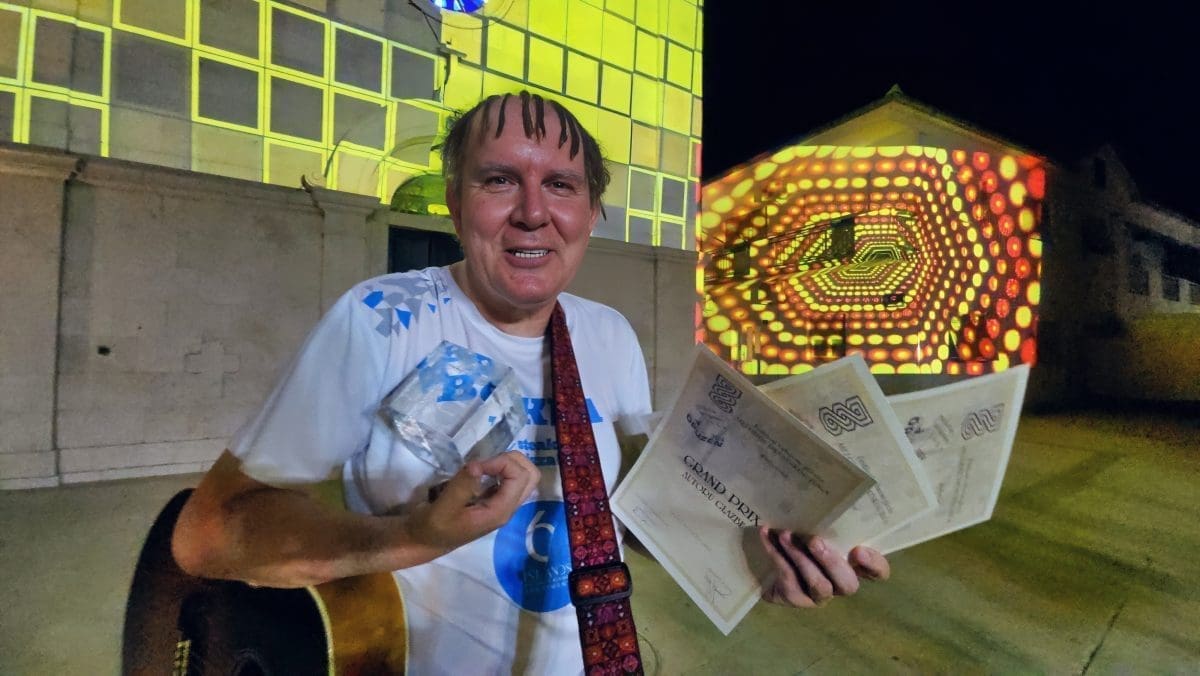 JOHNNY GITARA OSVOJIO GRAND PRIX NA NAJSTARIJEM FESTIVALU U DALMACIJI "Imao sam osjećaj da će se nešto dobro dogoditi"