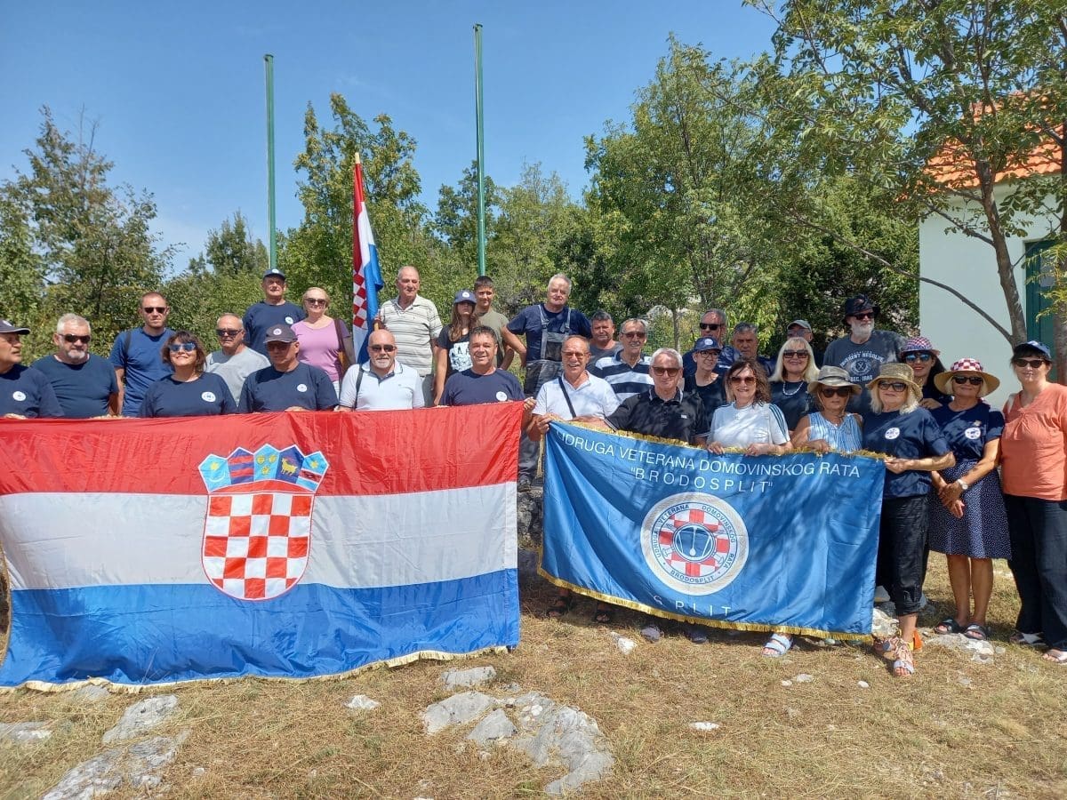 KARUSEL ISTINE "Svi su nas zaboravili. Podsjećamo ih na ono nama sveto, čega smo mi bili sudionici, a oni danas uživaju!"
