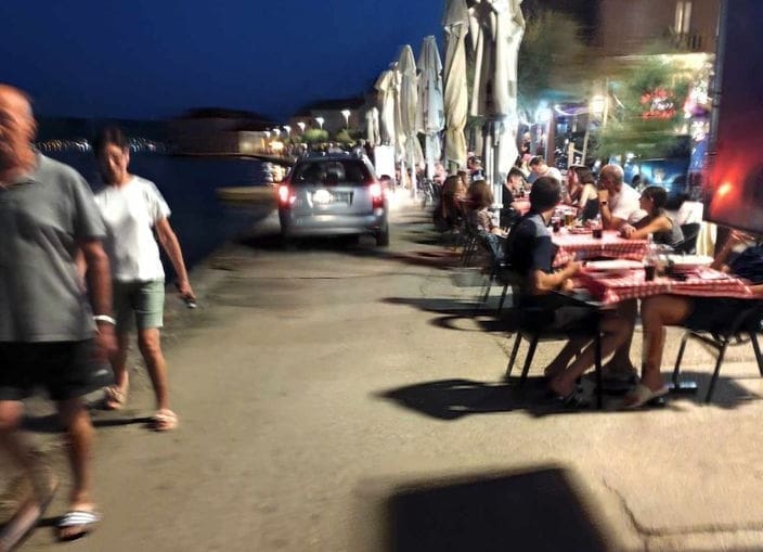 VIDEO Ljudi u Kaštelima nisu mogli vjerovati: Autom ušao među ljude i "odvozio" cijelu rivu