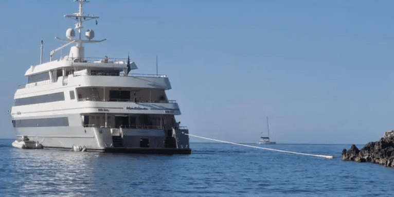 "Debeljakova" jahta Katina čiji tjedni najam iznosi vrtoglavih 320.000 eura digla prašinu zbog vezivanja o stijene Hvara