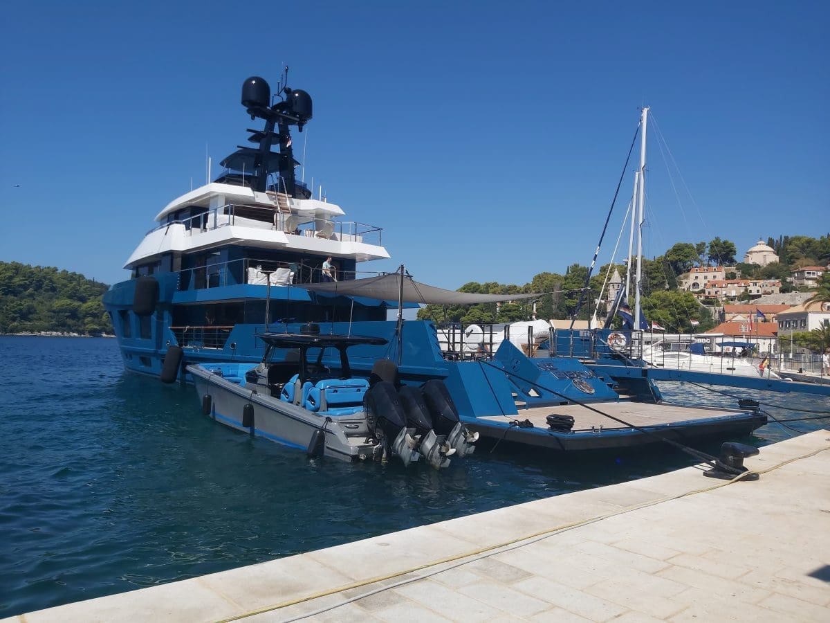 Jahta vrijedna 45 milijuna dolara uplovila u jadransku luku: Tjedan na njoj košta 270 tisuća eura