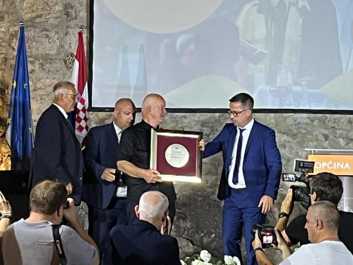 FOTO i VIDEO Prekrasni ambijent. Održana svečana sjednica Općine Klis, stigli brojni visoki uzvanici