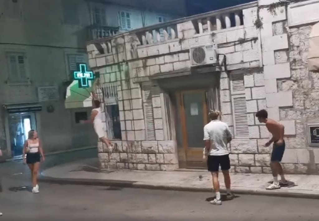 (VIDEO) SPLITSKA ALKA Turisti ponovno divljali po gradu, evo što je sad nastradalo