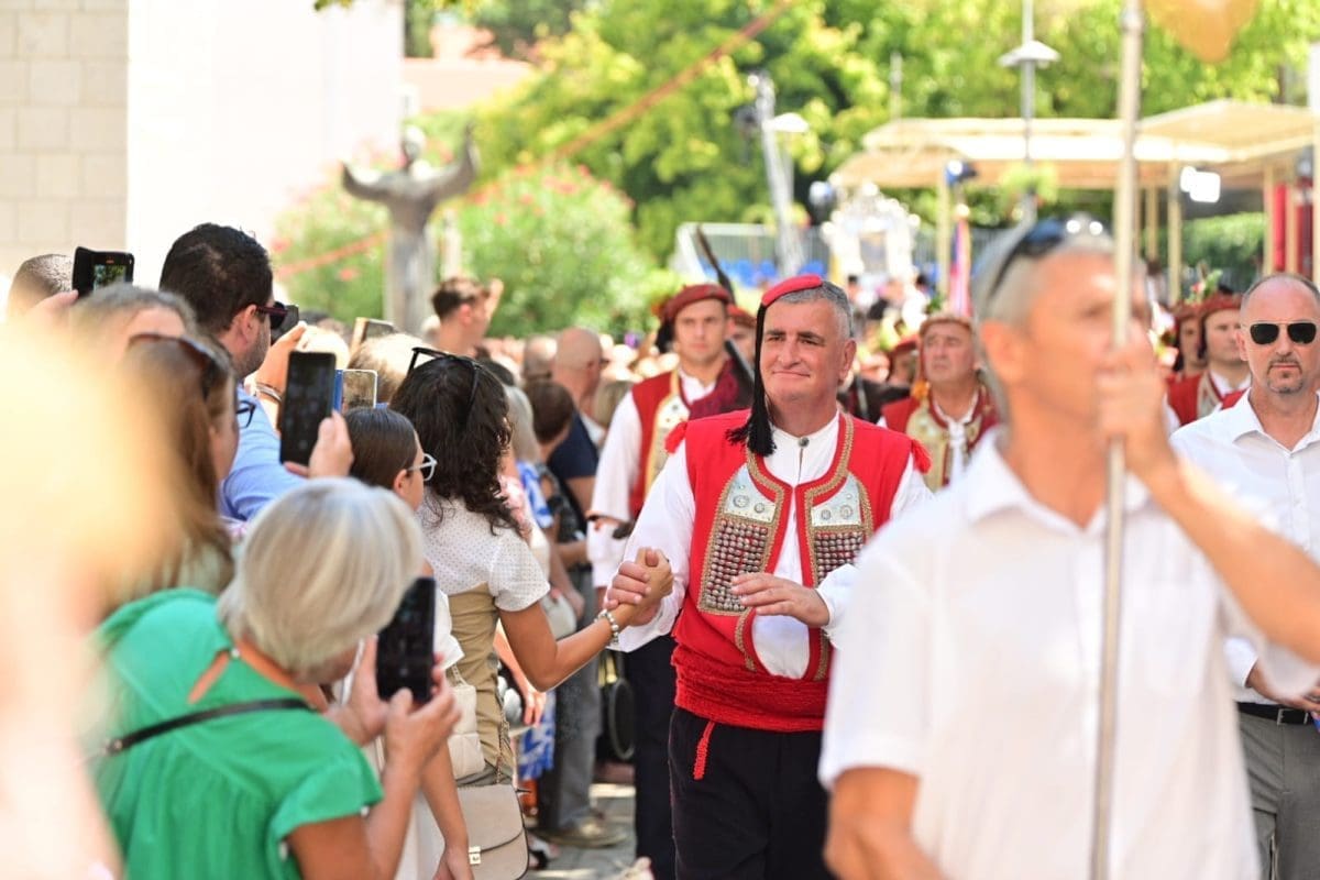 Bulj otkrio vesele vijesti. Obitelj se nakon deset godina vratila u selo kod Sinja: "Srce mi je veliko kao kuća"