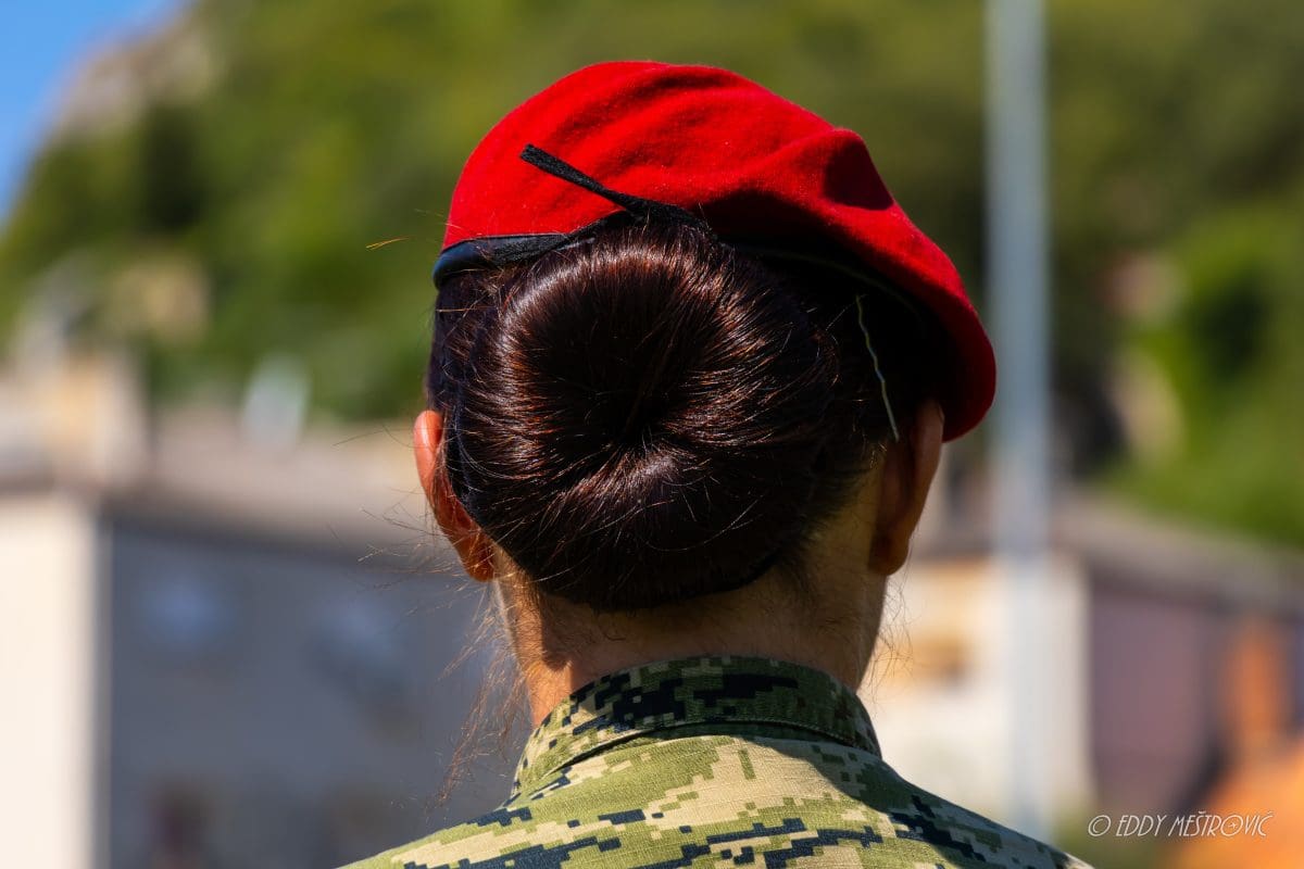 oluja nn naslovnica vojnik vojnici hv hrvatska vojska oruzje knin hrvatska zastava hrvatska 16