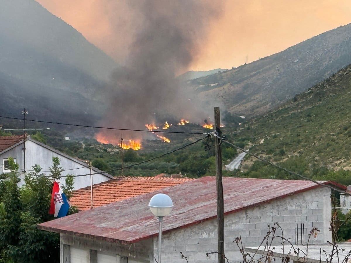 VIDEO Veliki požar na istoku Splita i u Podstrani. Zračne snage pomažu gasiteljima, preko 100 vatrogasaca na terenu, blokirana je prometnica...