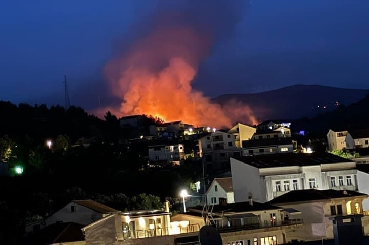 BUKTINJA I POŽAR NA TROGIRSKOM PODRUČJU: "Smiri se pa krene, problem je nepristupačan teren"