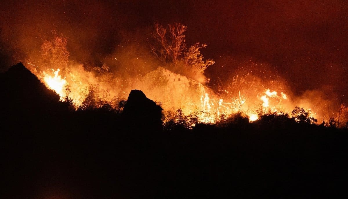 VIDEO Izgorjelo napušteno naselje iznad Žrnovnice, bura skrenula požar prema Vilaru i Srinjinama