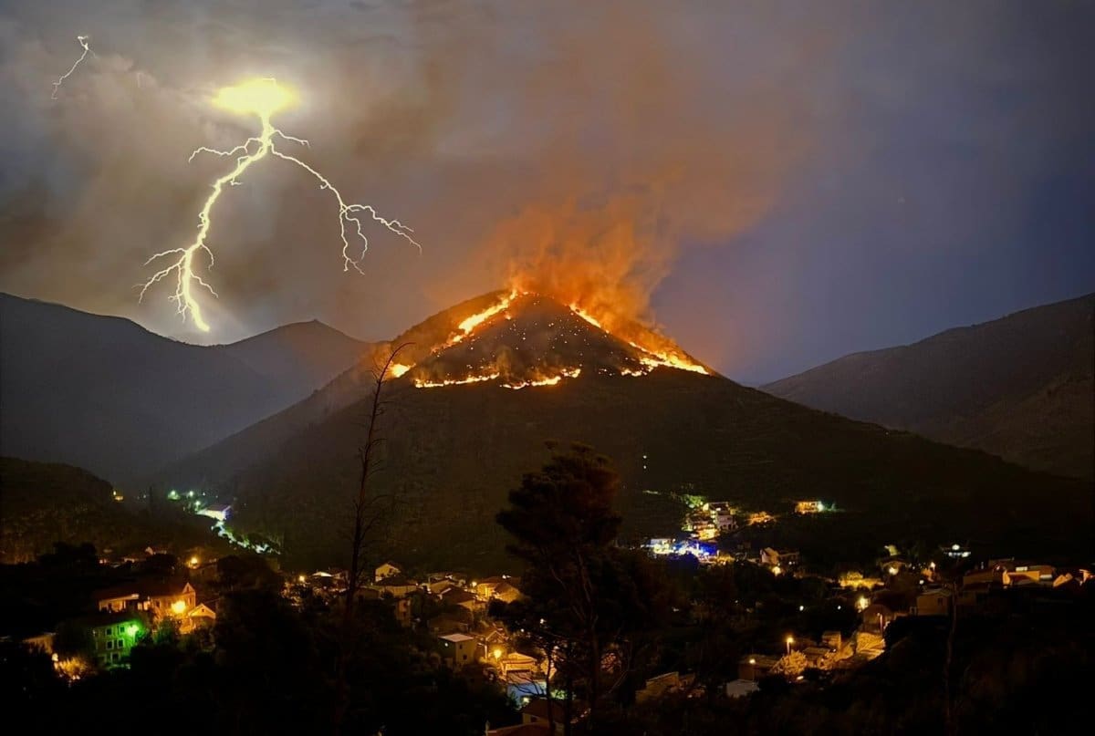 Veliki požar u Žrnovnici se širi prema kućama: "Sve snage splitskog područja su na terenu, možda bude cijela županija"