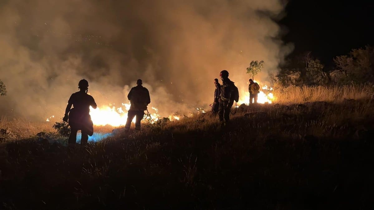 VATROGASCI FORMIRALI LINIJU OBRANE Čeka ih paklena noć, vatra se širi iz više smjerova