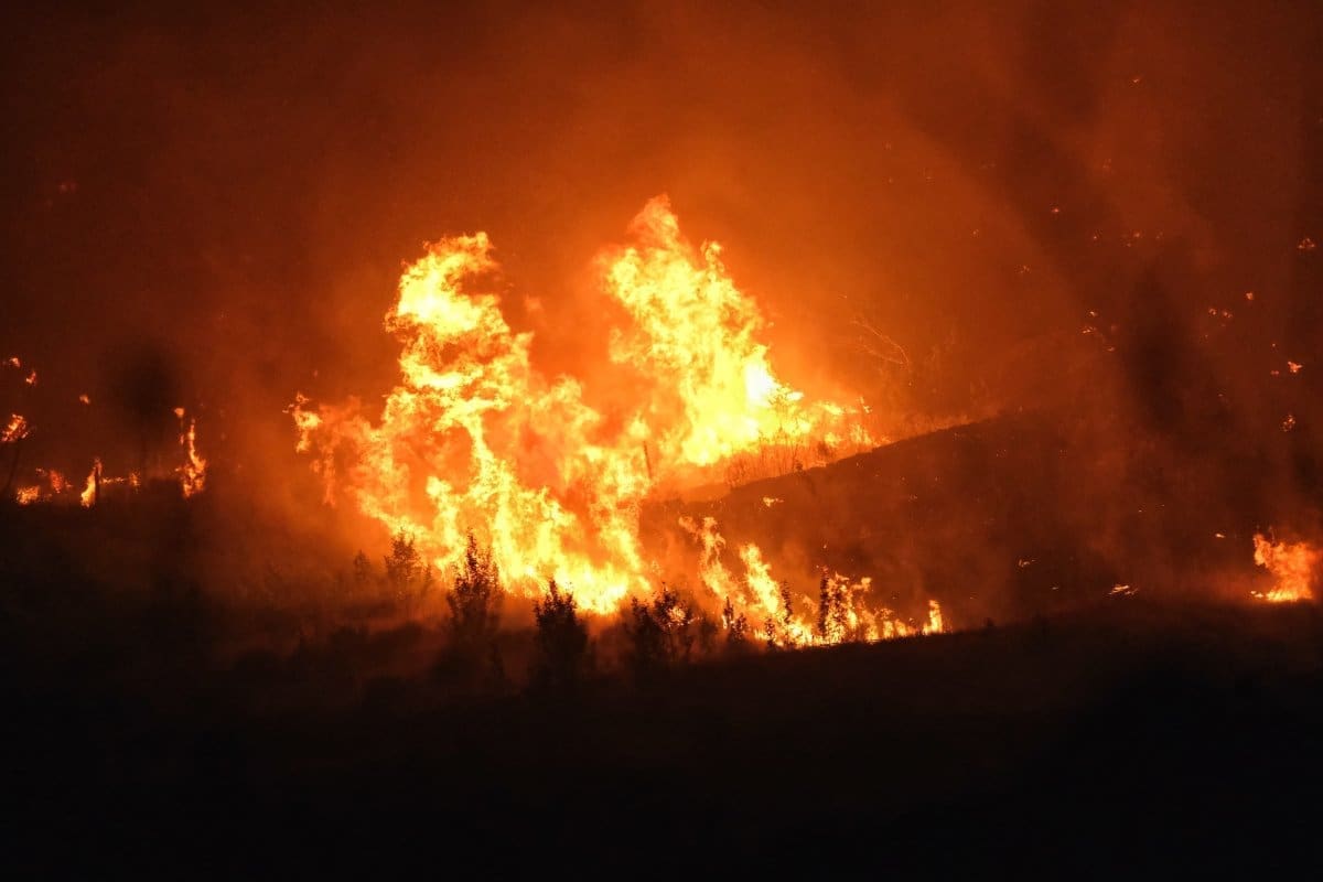 NOĆNA BORBA S VATROM Više od 300 vatrogasaca na terenu sinoć se borilo s vatrenom stihijom
