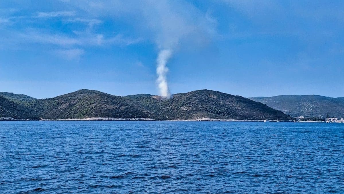 VIDEO Požar na Visu je pod nadzorom