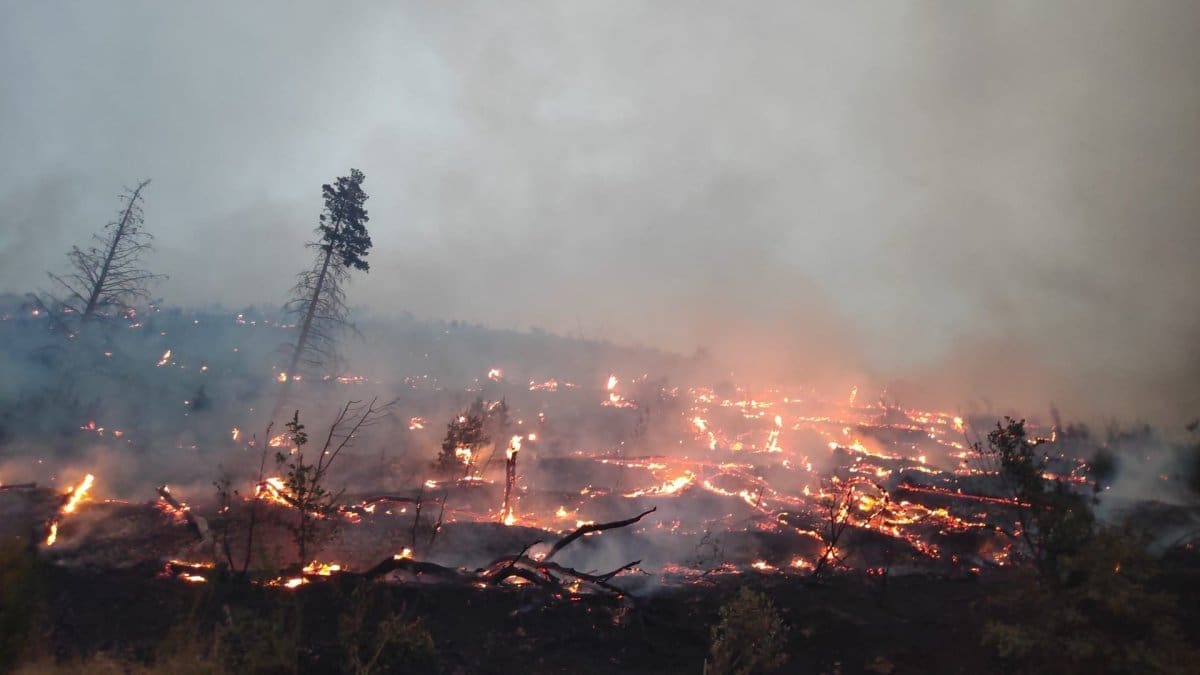 I dalje zatvorena cesta između Žrnovnice i Srinjina. Policija apelira: "Ne dolazite samoinicijativno na požarište"