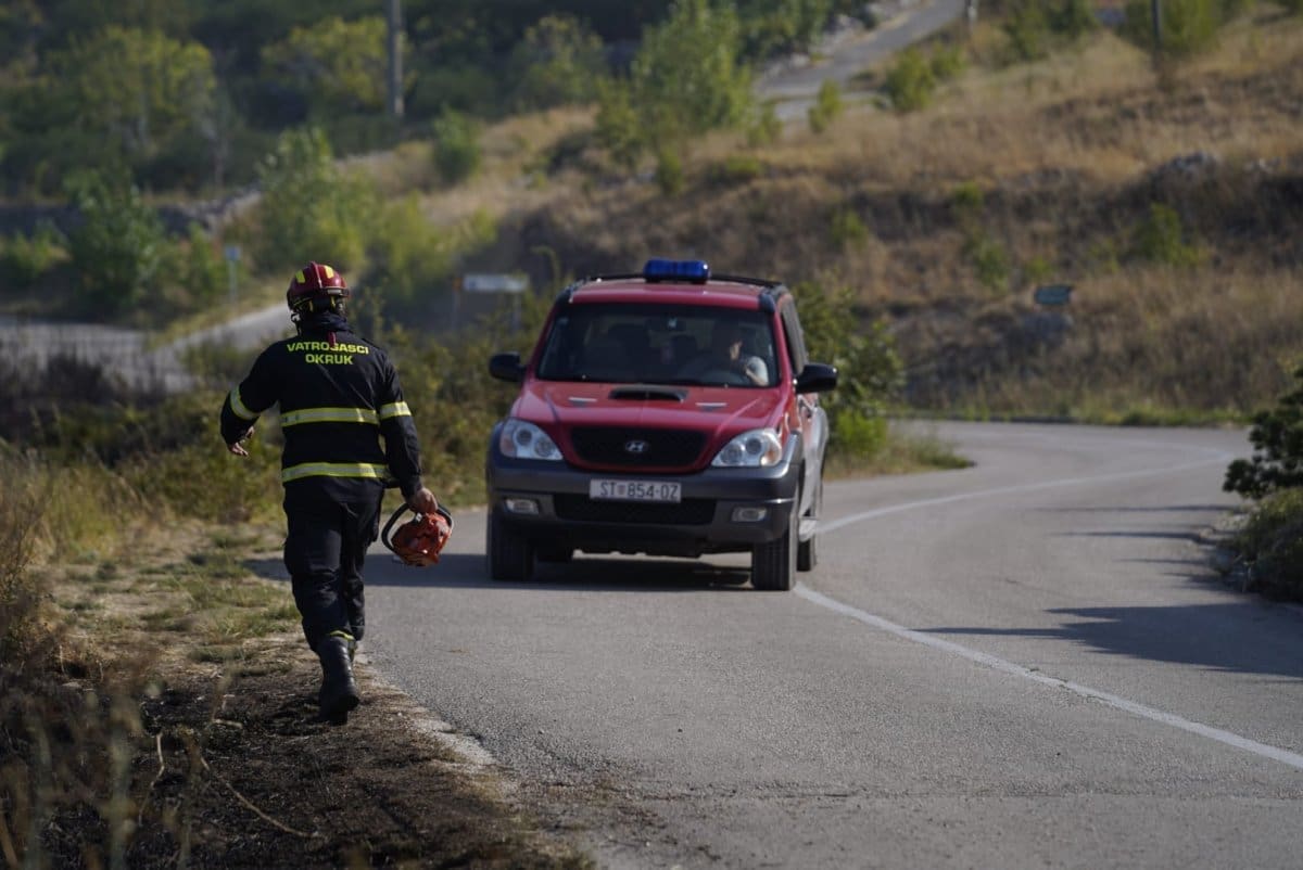 Lokaliziran požar u Žrnovnici