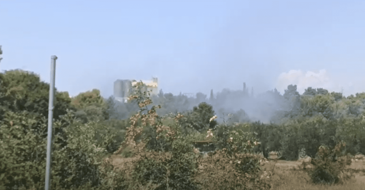 Požar u Bibinjama, gori u blizini silosa s gorivom