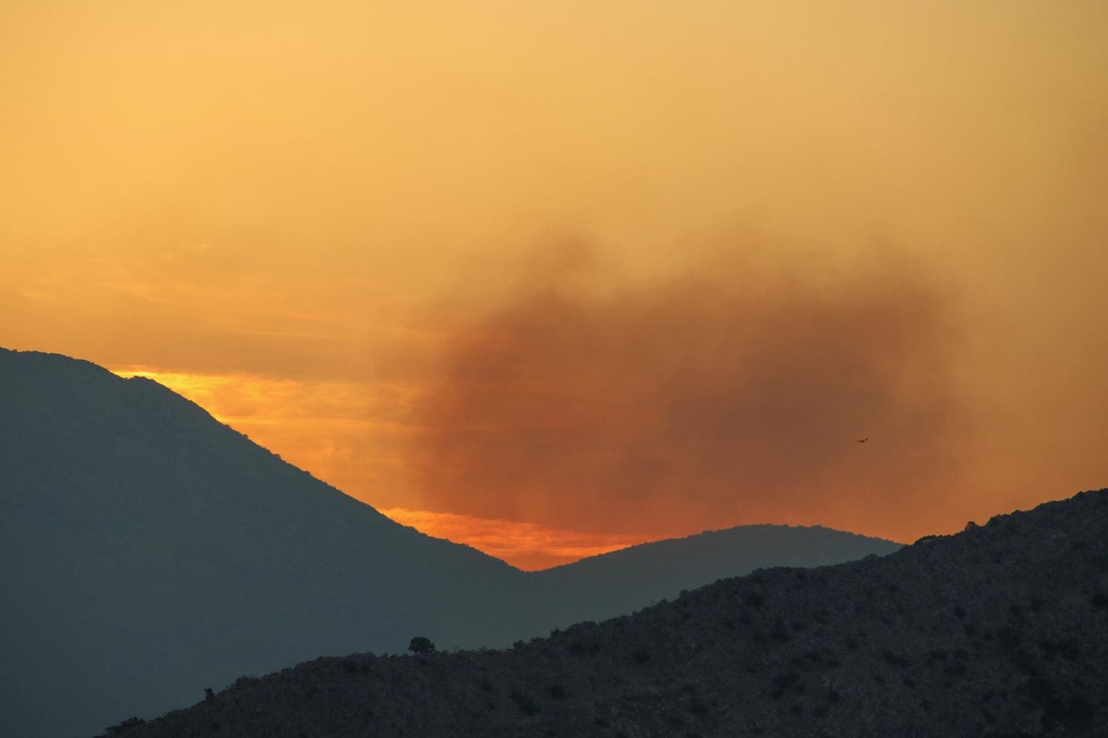 Zbog požara zatvorena cesta Žrnovnica-Tugare