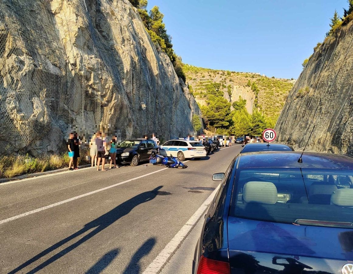 Sudar dvaju auta i motocikla na Jadranskoj magistrali, jedna osoba je ozlijeđena