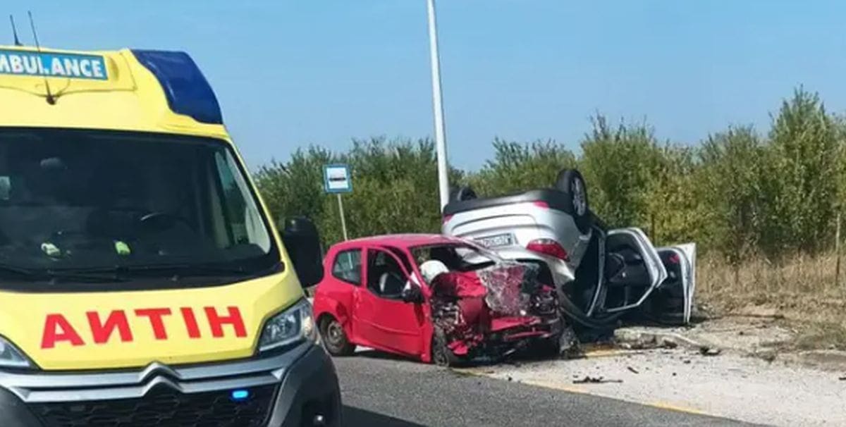Tragedija na cesti: Sudarila se dva auta, jedan završio na krovu. Jedna osoba izgubila život