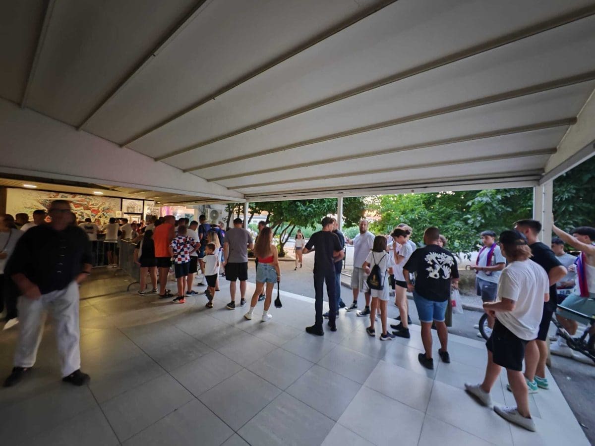 Veliki red ispred Hajdukova fan shopa