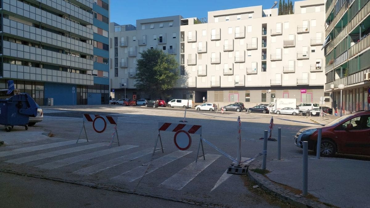 PARKING IZMEĐU JOBOVE 1 I 3 JOŠ JE PRAZAN UNATOČ SANACIJI RUPA Čeka se dizalica Adriacinka za nastavak sanacije svih balkona na 14. katu zgrade i nadzor Građevinske inspekcije