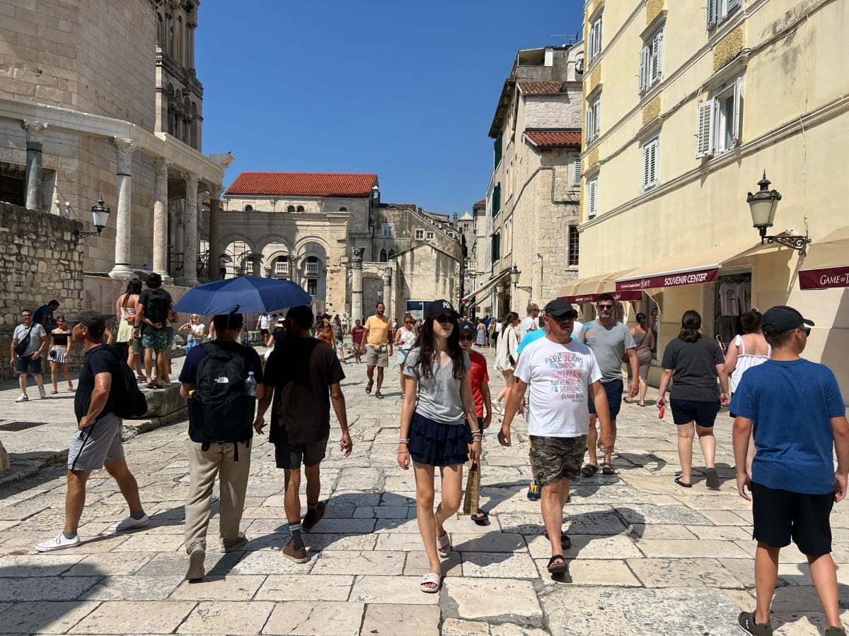 Zbog cijena na Jadranu turisti se vraćaju zaboravljenim navikama, donose i krumpire