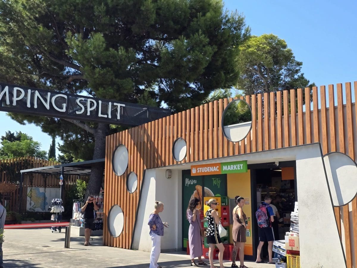 U Splitu rade samo dva dućana, ljudi stoje u redu ispred trgovine