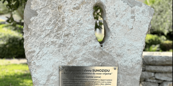 U Supetru na otoku Braču nalazi se jedinstveni spomenik - suhozid u obliku ključa