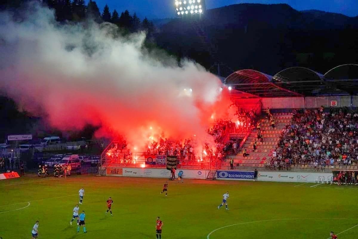 Pogledajte trenutak kada je Torcida upalila baklje na stadionu Ružomberoka