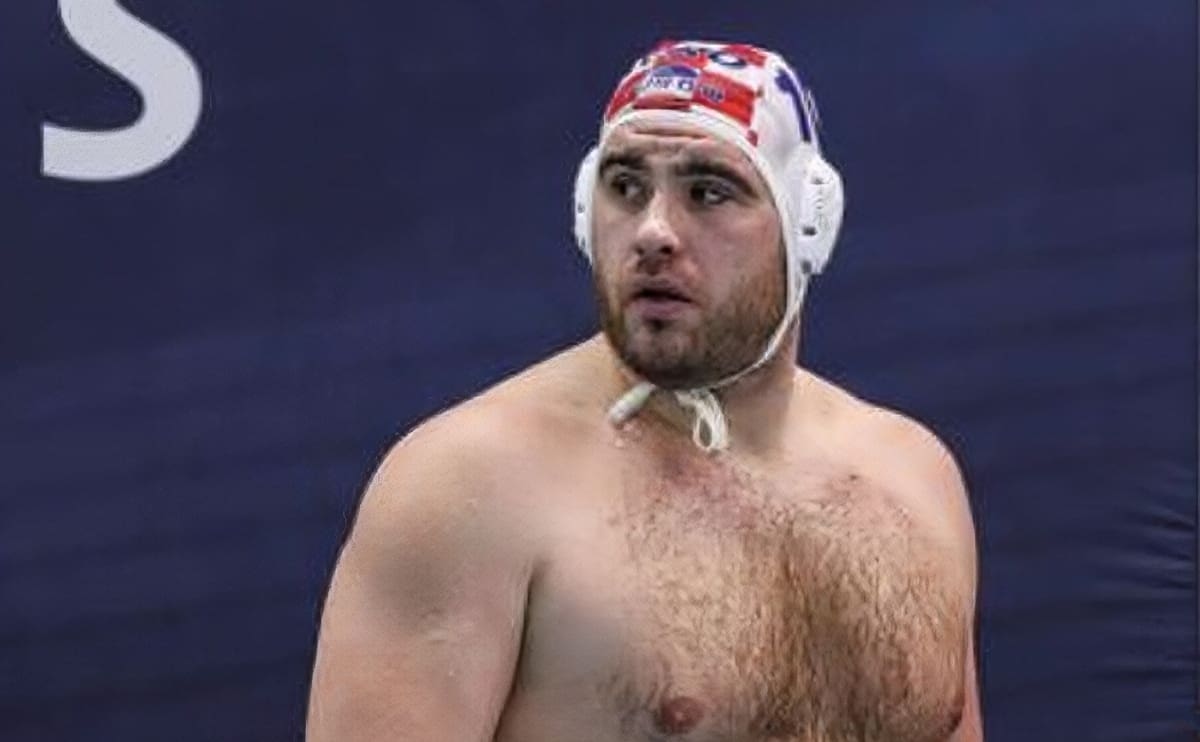 HRVATSKI VATERPOLIST POSTAO JE HIT NA OLIMPIJSKIM Njegove fotografije dijele se kao lude