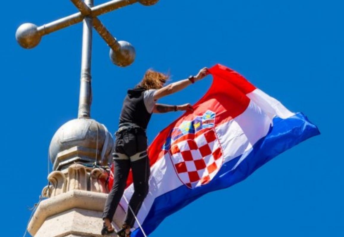 Želite staviti barjak na prozor? Postoje stroga pravila o postavljanju hrvatske zastave, donosimo ih