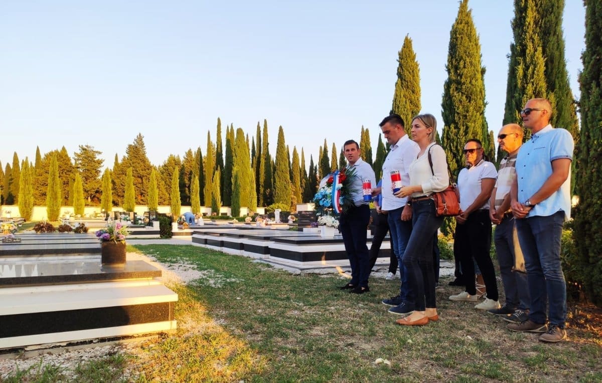 Splitski HDZ-ovci posjetili grob bivšeg gradonačelnika: "Njegovo djelo nikada neće biti zaboravljeno"