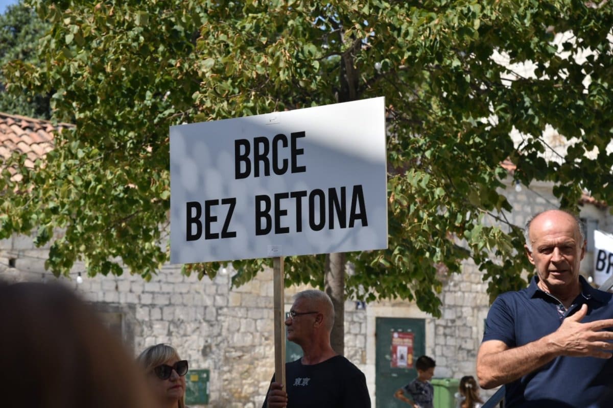 KAŠTELA Održan prosvjed zbog betonizacije stare gradske jezgre Kaštel Starog: "Mi ne razumijemo zašto ovoliko betona"