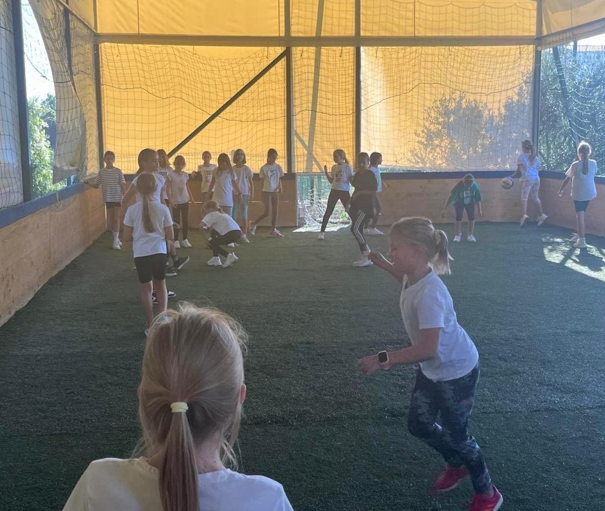 (FOTO) Sportski duh zavladao Strožancem: Učenici i treneri MNK Podstrana obilježili Europski školski sportski dan